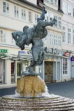 Der Sockel des Ringerbrunnens in Braunschweig besteht aus Meißner und Lausitzer Granit.