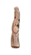 Im Gegensatz zu der stark stilisierten Frauenfigur des Neolithikums (links), sind die anatomischen Details an der älteren, mesolithische Darstellung deutlich herausgearbeitet