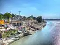 Blick auf Rishikesh vom Ganges