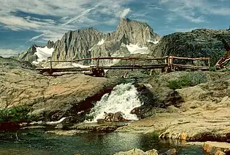 Mount Ritter (links) und Banner Peak vom John Muir Trail aus gesehen