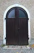 Südliches Portal am Kirchturm: Durchgang zum Friedhof auf der Nordseite