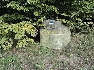 Ritterstein 54 am Nordfuß mit Wegemarkierung „blau-weißer Balken“