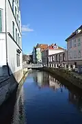 Blick von der Brücke der Goethe-Allee nach Norden. Links das Grätzelhaus, rechts der Straßenzug Am Leinekanal (2014)