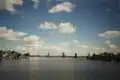Die Zaan mit den Mühlen von Zaanse Schans im Hintergrund