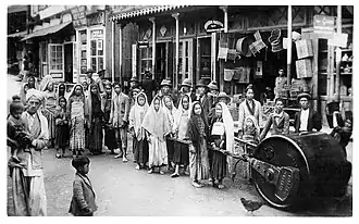 Menschen ziehen Walze für Straßenbau in Indien, 1930