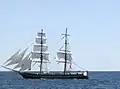 Die Roald Amundsen mit reduzierter Segelsetzung
