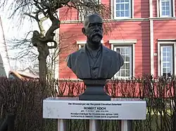 Büste vor dem Wohnhaus in Clausthal