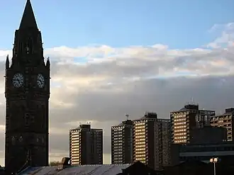 Das Rathaus und das Gebäude „Sieben Schwestern“
