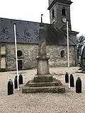Gefallenendenkmal an der Kirche