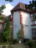 Der sechseckige Turm mit steinerner Wendeltreppe von 1465 in der Mitte