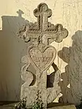 Historisches Grabmal an der Außenwand