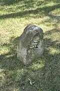„T“ steht für „Tunzenhausen“ (Kehrseite von „SOE-Stein“, also Grenzstein der beiden Gemarkungen)