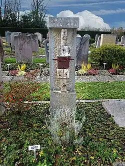 Grab auf dem Friedhof Hörnli, Basel. Rolf Hans (1938–1996) Musiker, Maler, Fotograf, Objekt- und Papiercollagekünstler. Magda Hans (1926–2005) Opernsängerin, Fotografin.