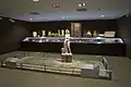 Römischer Saal mit Bacchus-Statue und kleinem Bodenmosaik