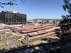 Die Roma Street Station von der Albert Street mit dem Empfangsgebäude von 1873 und den Bahnsteigen