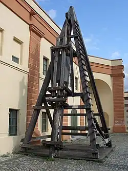 Originalgetreuer Nachbau einer römischen Pfahlramme wie sie Caesar bei seinem Bau der Rheinbrücke 55 v.&nbsp;Chr. nutzte, ausgestellt auf der Festung Ehrenbreitstein in Koblenz