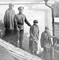 Anastasia (dritte Person von links) mit ihrem Vater und ihren Schwestern in Tobolsk, 1917/18