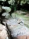 Gräber im Bereich vor der Höhle