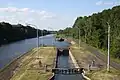 Verzweigung von altem (mit Schleuse) und neuem Kanal (links) bei Ronquières