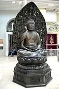 Japanische Buddhastatue aus Rosehaugh House, 1.&nbsp;Hälfte des 19.&nbsp;Jahrhunderts, National Museum of Scotland.