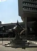Das Rathaus mit einer Skulptur von Bernd Rosenheim