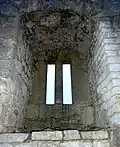 Mit einem Pfeiler geteiltes Fenster des Palas