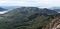 Rossberg vom Mythen aus Südosten gesehen, links im Nebel Goldau, rechts Aegerisee