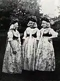 Brautjungfern in Tracht