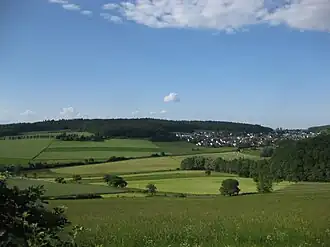 Roter Küppel mit Wolfenhausen im oberen Laubusbachtal