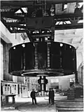 Rotor des Bahnstromgenerators beim Einbau