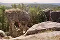Im Hintergrund Burg Trosky