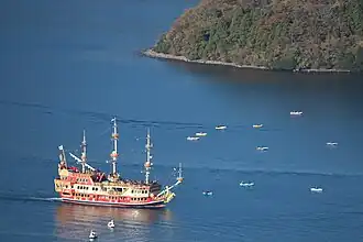 Als Piratenschiff gestaltete Fähre