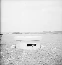 Der versenkte und vollkommen hochgefahrene Turm eines Pickett-Hamilton Retractable Fort auf einem Flugplatz in Südengland