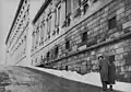 Königin Louise und König Gustav VI. Adolf bei einem Spaziergang in den 1950er Jahren