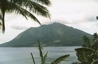 Ruang von der Insel Tahulandang aus gesehen