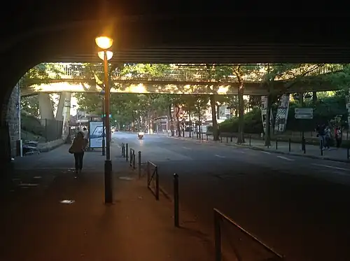 Rue d'Alésia unter der Eisenbahnbrücke nicht weit der Kreuzung mit der Rue Vercingétorix