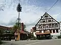 Backhaus und Maibaum