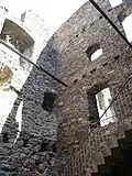 Mehrgeschossiger Wohntrakt mit Balkenlöchern