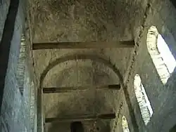 Rundtonne in der Vorhalle von Saint-Philibert in Tournus, frühes 11.&nbsp;Jh.