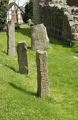 Runensteine an der Østermarie Kirke – Stein 2 im Vordergrund