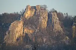 Die Ruine Hohengerhausen, das sogenannte Rusenschloß, wird schon vor Blaubeuren sichtbar.