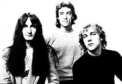 Die Band Rush in den 1970er Jahren (v. l. n. r. Geddy Lee, Neil Peart und Alex Lifeson)
