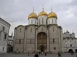 Uspenski- (Mariä-Entschlafens-) Kathedrale und Zwölf-Apostel-Kirche im Moskauer Kreml