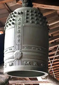 Bonshō (梵鐘, buddhistische Glocken) sind große Glocken, die dazu dienen, Zeiträume zu markieren. Sie werden von außen angeschlagen.