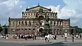 Semperoper in Dresden, bis 1878 in repräsentativer Neorenaissance errichtet, bis 1985 nach Kriegszerstörung rekonstruiert