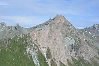 Kreuzwandspitze mit dem von grasbedeckten Hohen Guldanoa