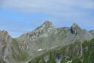 Die Säulspitze (links) und Dreifinger (rechts), gesehen vom Figerhorn