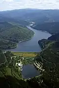 Luftbild der Sösetal­sperre: Ausgleichs­becken (vorn), Damm und Stauraum (hinten)