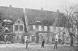 (1900)