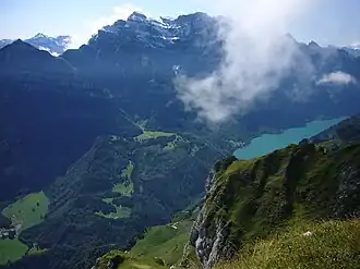 Südflanke zur Alp Aueren, darüber Klöntalersee und Glärnischgruppe